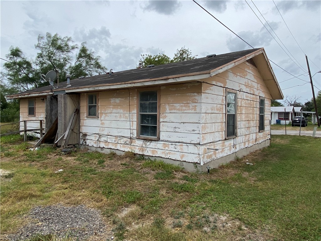 918 N Live Oak St Property Photo 4
