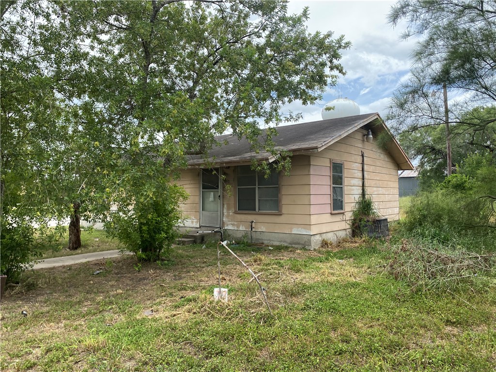 918 N Live Oak St Property Photo 5