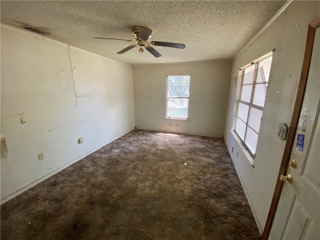 918 N Live Oak St Property Photo 6