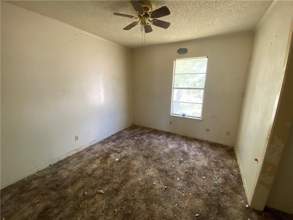918 N Live Oak St Property Photo 9