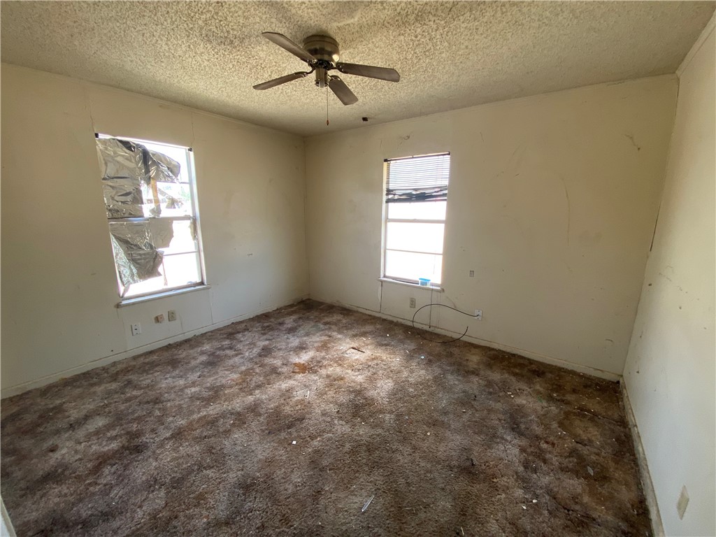 918 N Live Oak St Property Photo 10