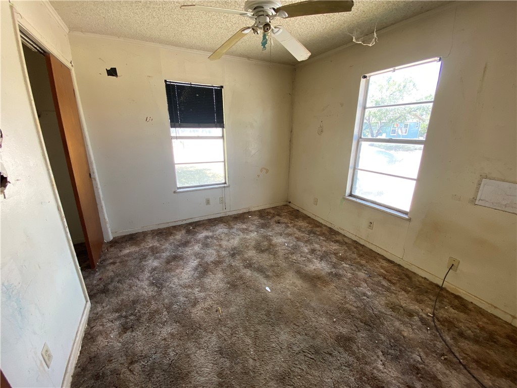 918 N Live Oak St Property Photo 11