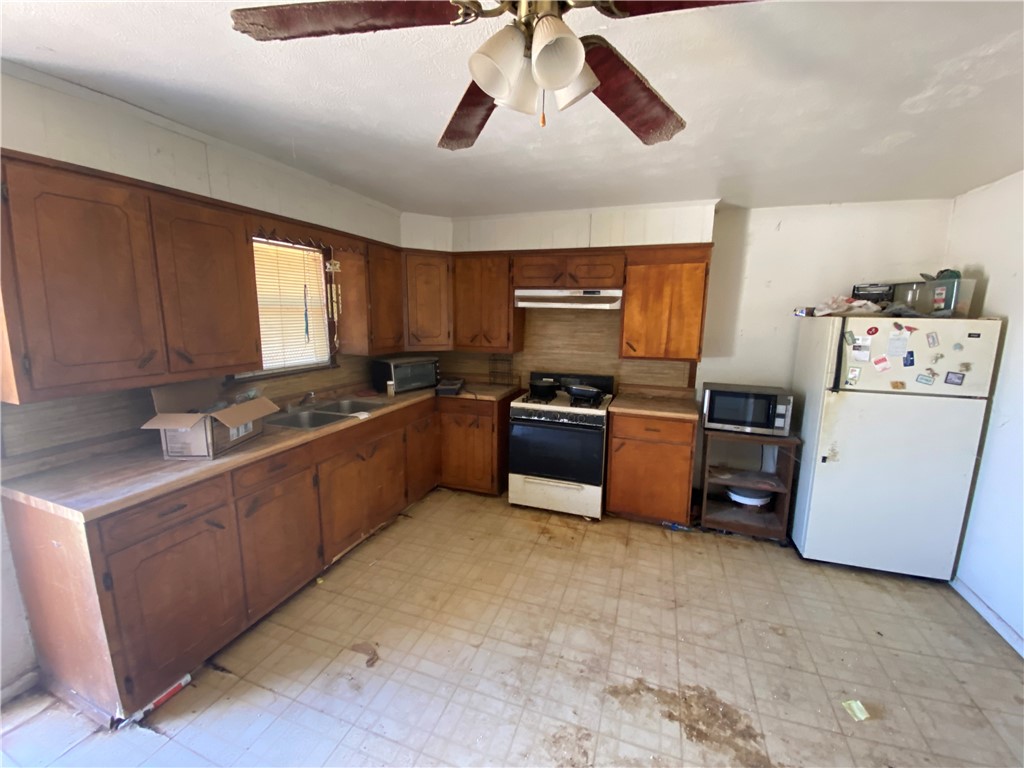 918 N Live Oak St Property Photo 12