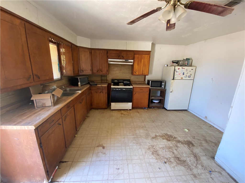 918 N Live Oak St Property Photo 13