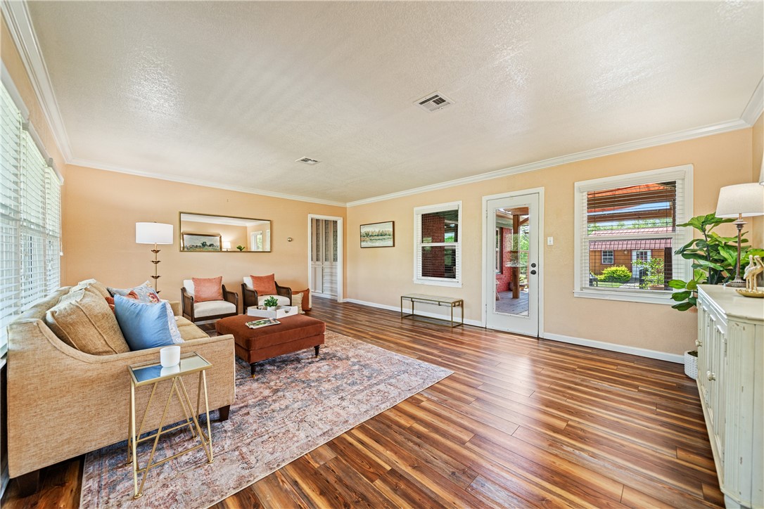 345 Doddridge St Property Photo 4