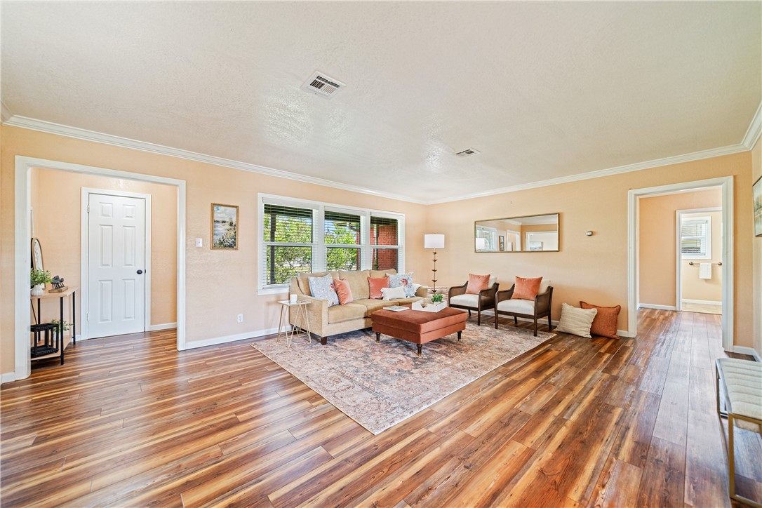 345 Doddridge St Property Photo 5