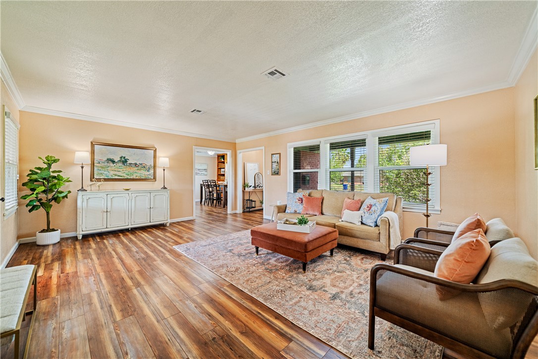 345 Doddridge St Property Photo 6