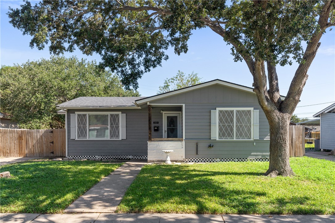 609 Pennington Dr Property Photo 1