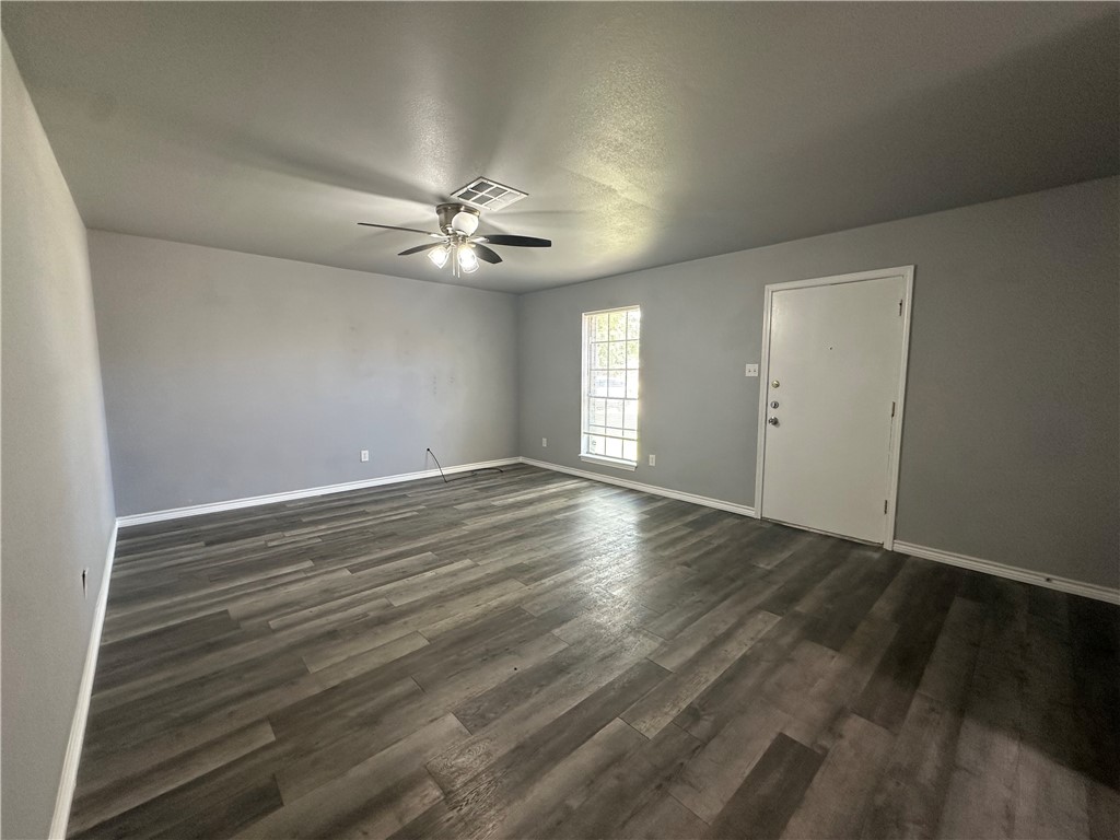 2563 Live Oak St Property Photo 4