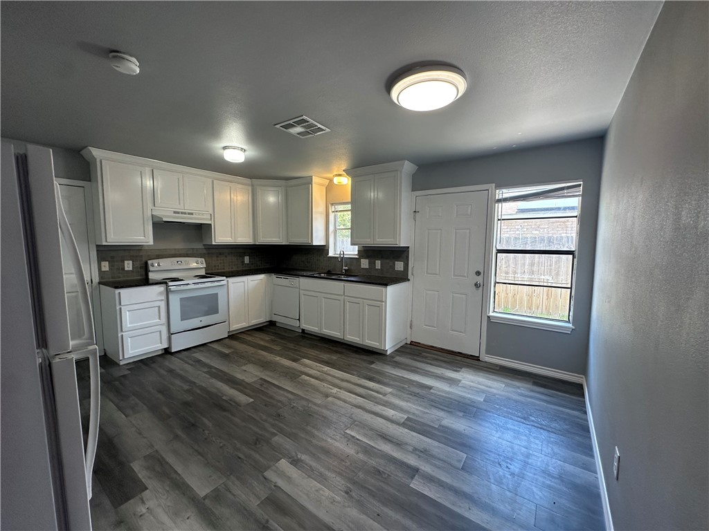 2563 Live Oak St Property Photo 6