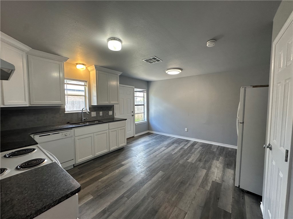 2563 Live Oak St Property Photo 8