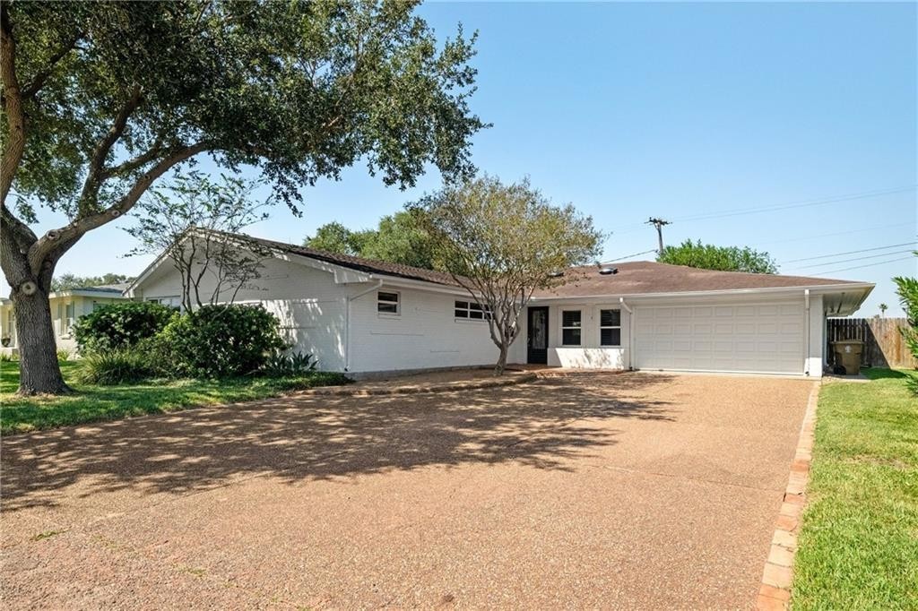 302 Dolphin Pl Property Photo 1