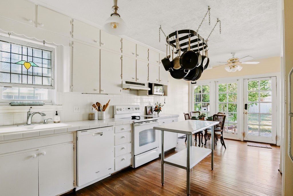 909 E Market St Property Photo 6