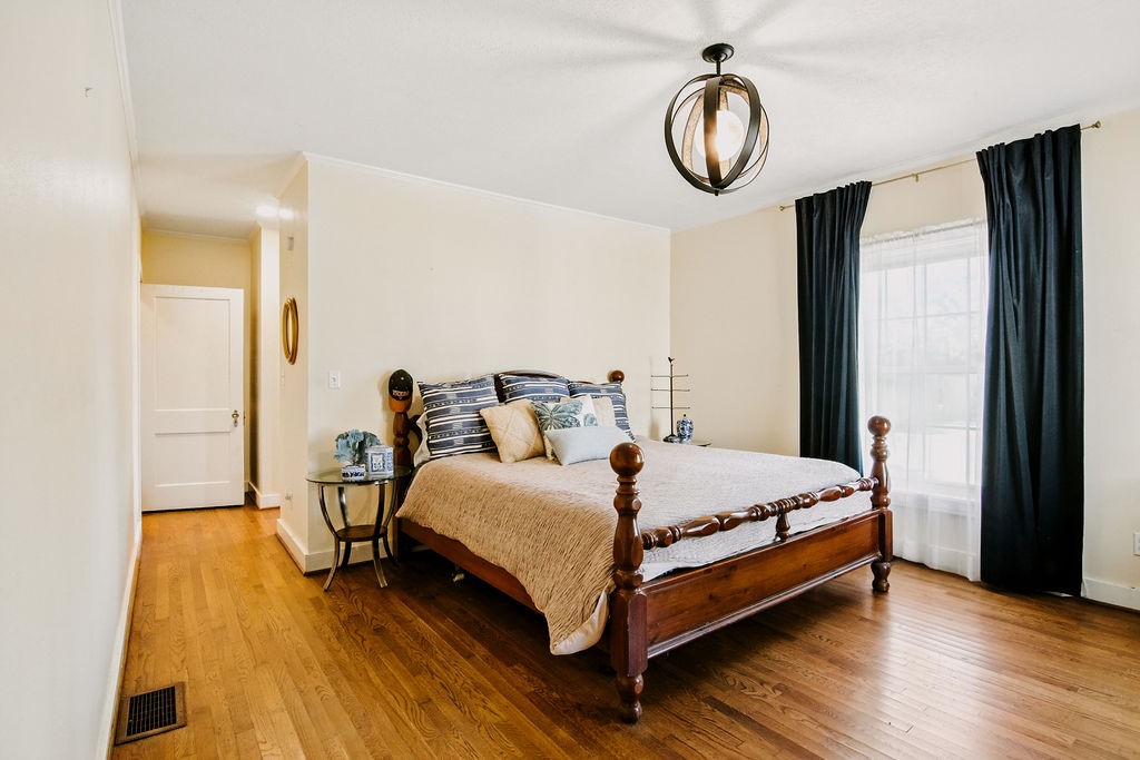 909 E Market St Property Photo 10