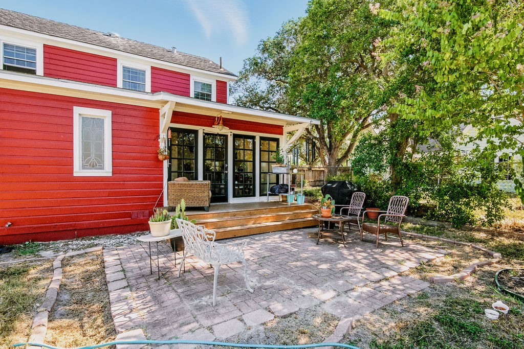 909 E Market St Property Photo 17