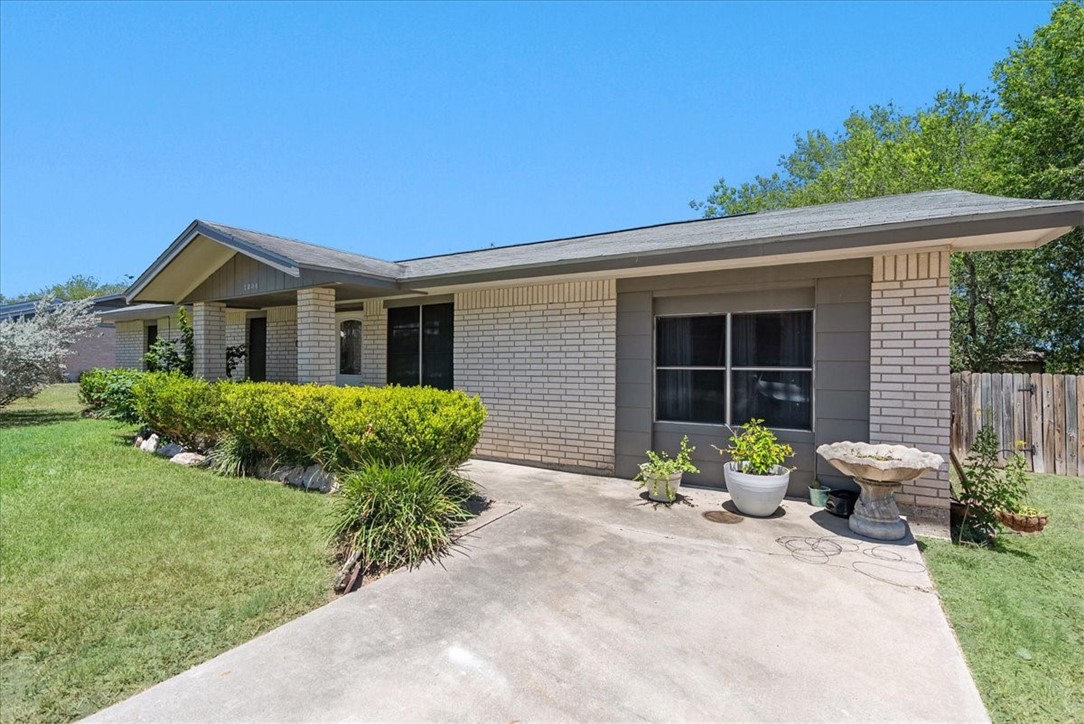 1304 Amy St Property Photo 1