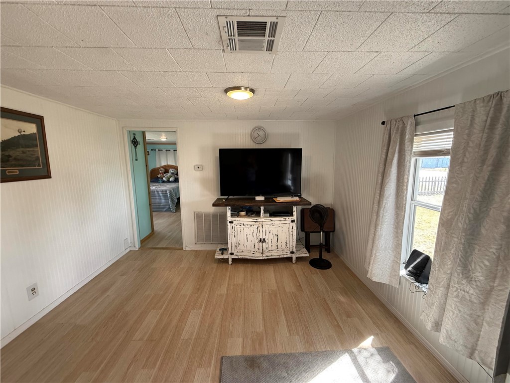 502 N Commercial St Property Photo 8