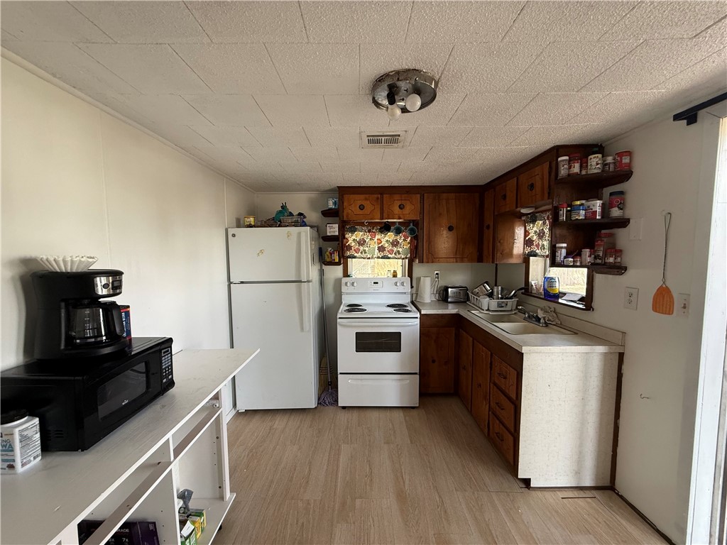 502 N Commercial St Property Photo 10