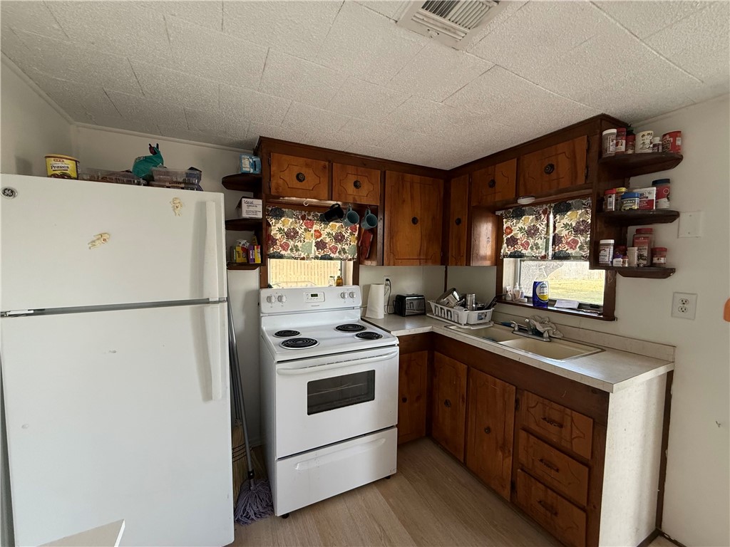 502 N Commercial St Property Photo 12
