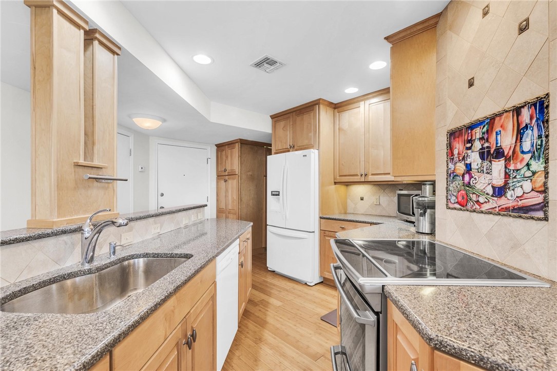 15002 Windward Dr 401 Property Photo 8