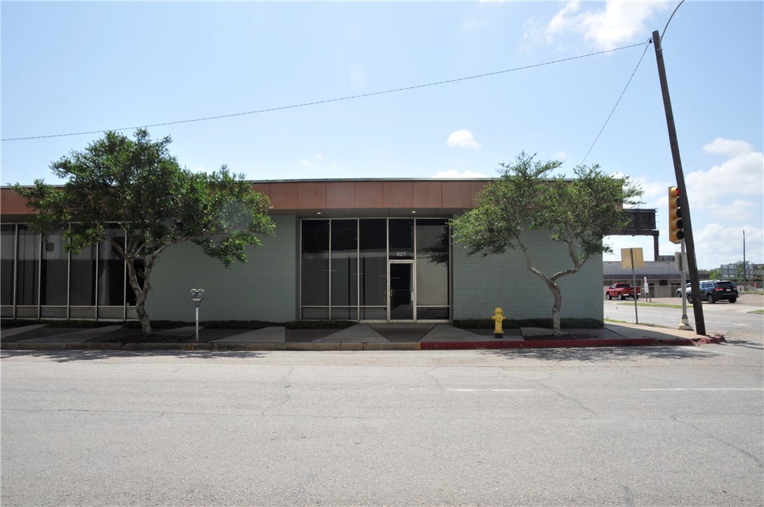 827 N Tancahua Property Photo 1