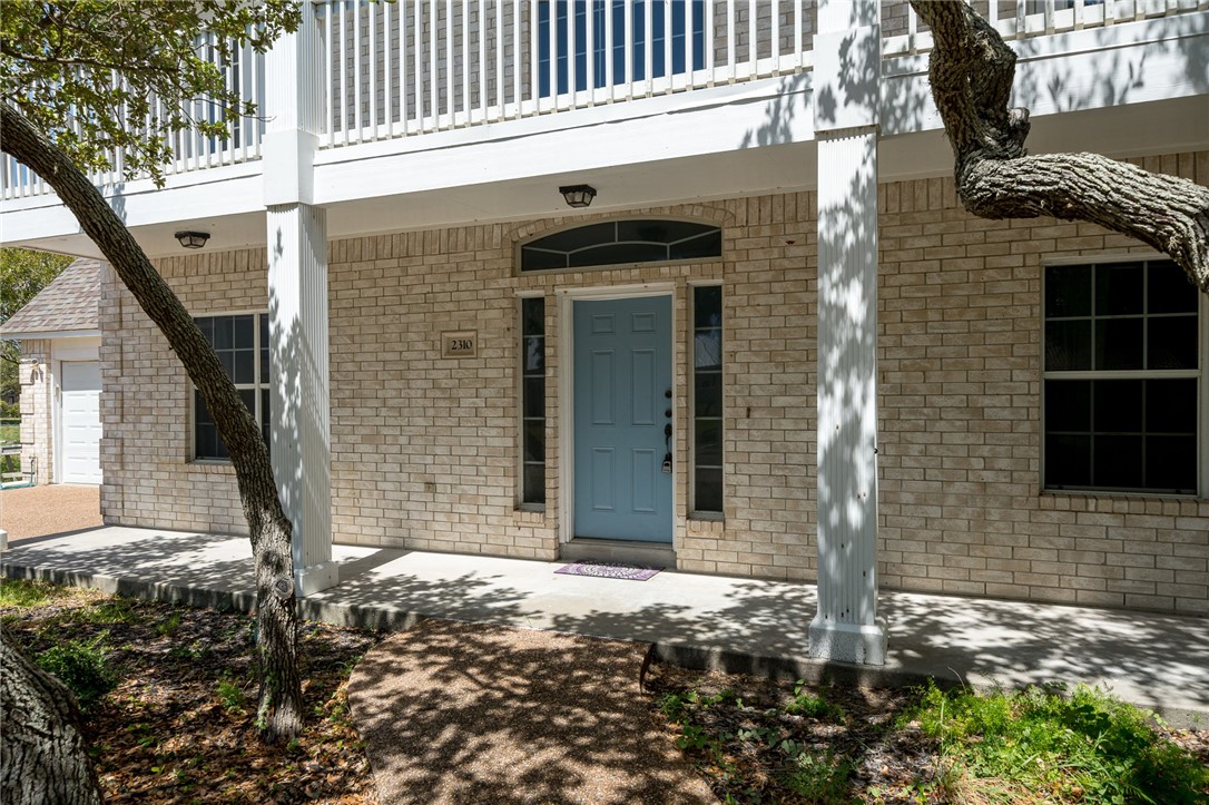 2310 Edgewater Ct Property Photo 5