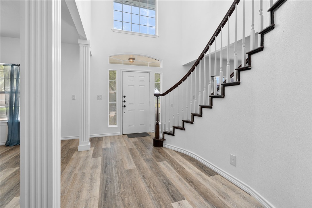 2310 Edgewater Ct Property Photo 6