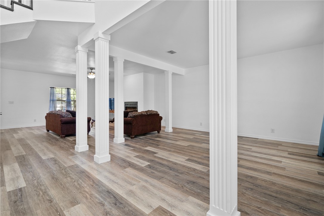 2310 Edgewater Ct Property Photo 8