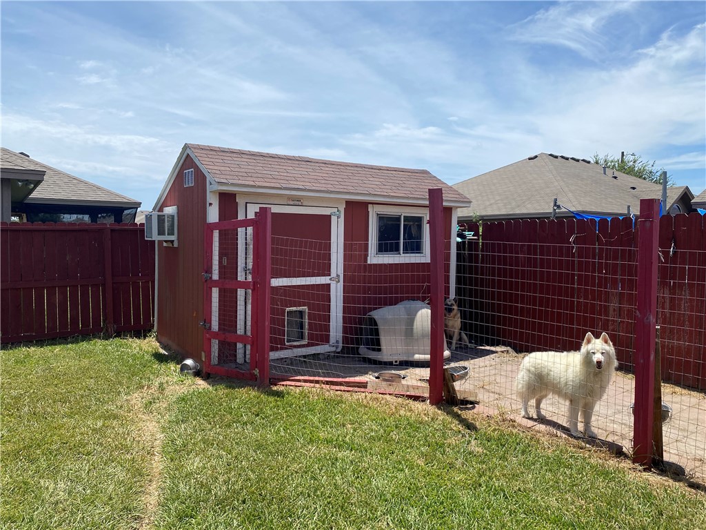 2937 Cantabria St Property Photo 25