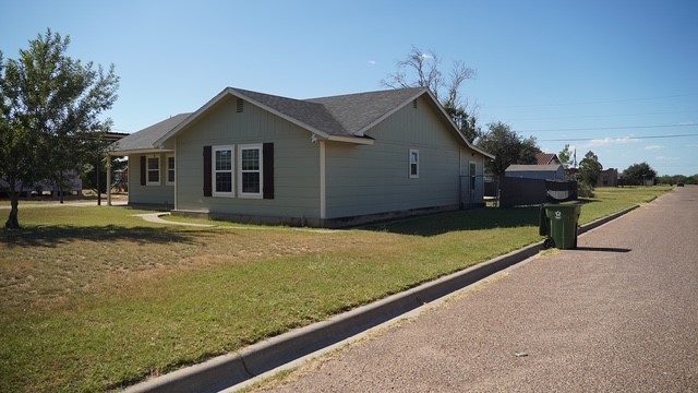 210 E Clayton St Property Photo 3
