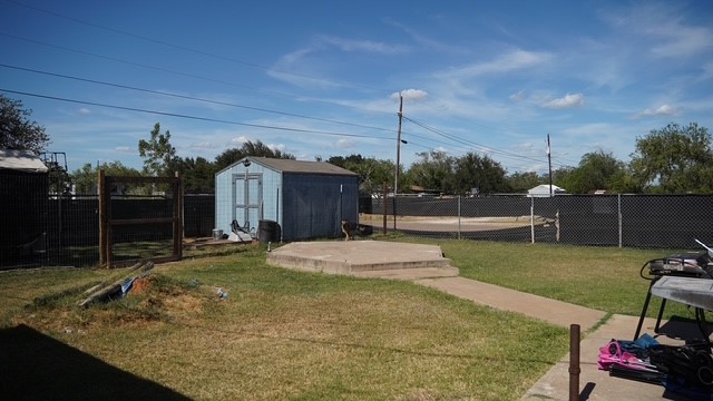 210 E Clayton St Property Photo 6