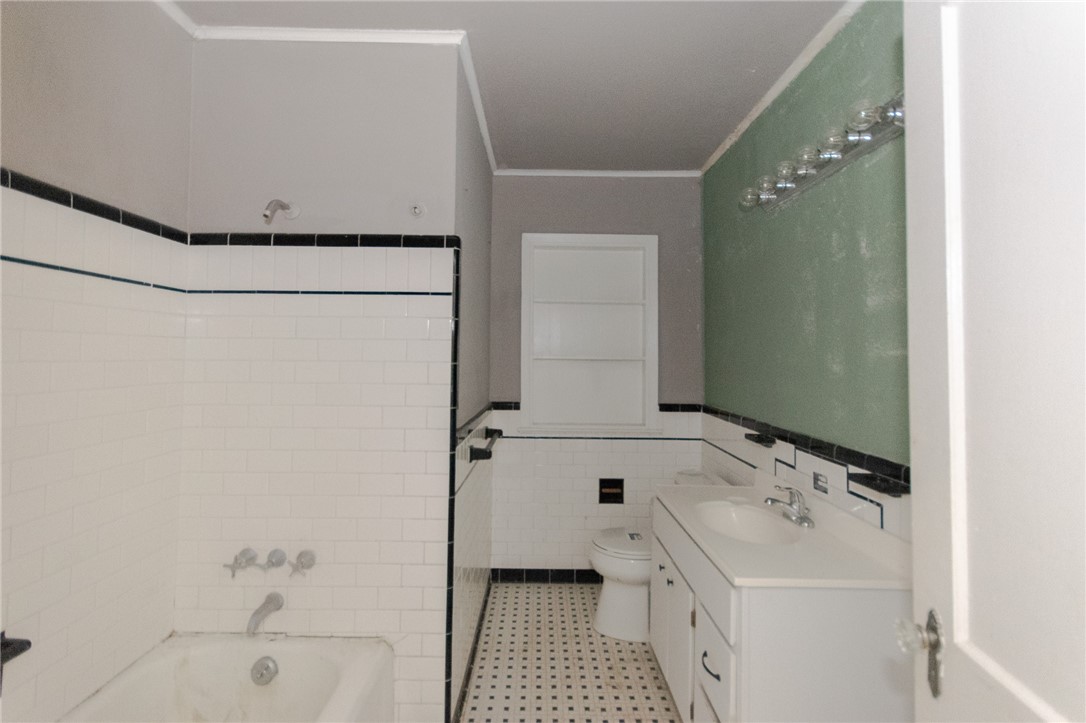 326 Melrose St Property Photo 9