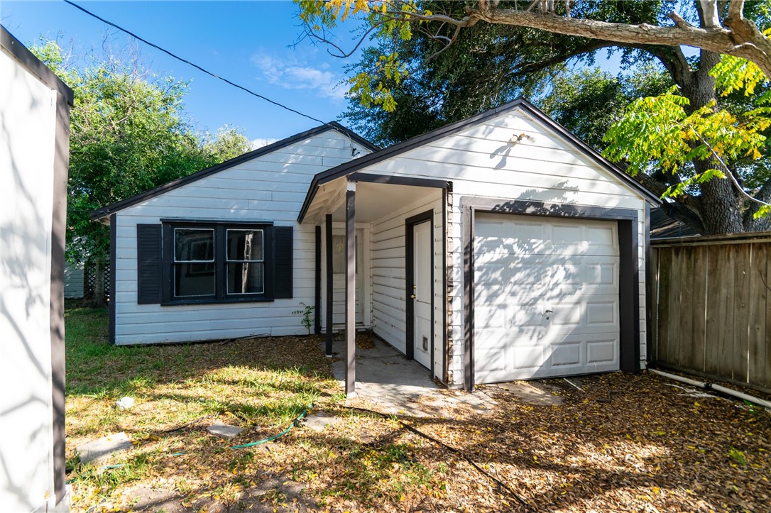 326 Melrose St Property Photo 12