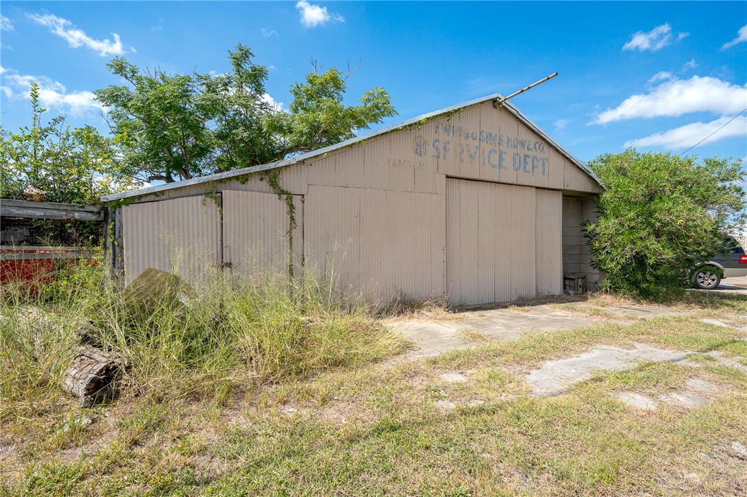 212 E Market St Property Photo 1