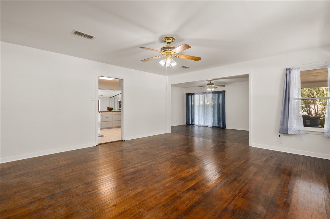 501 W Fannin St Property Photo 4