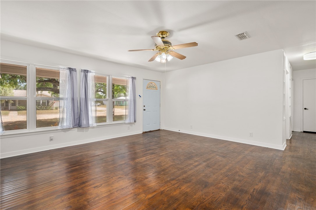 501 W Fannin St Property Photo 5