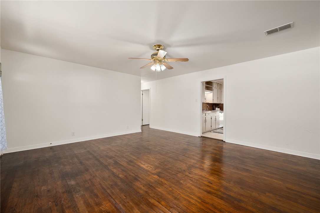 501 W Fannin St Property Photo 6
