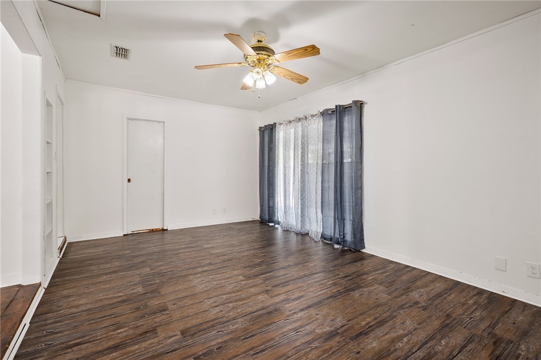 501 W Fannin St Property Photo 8