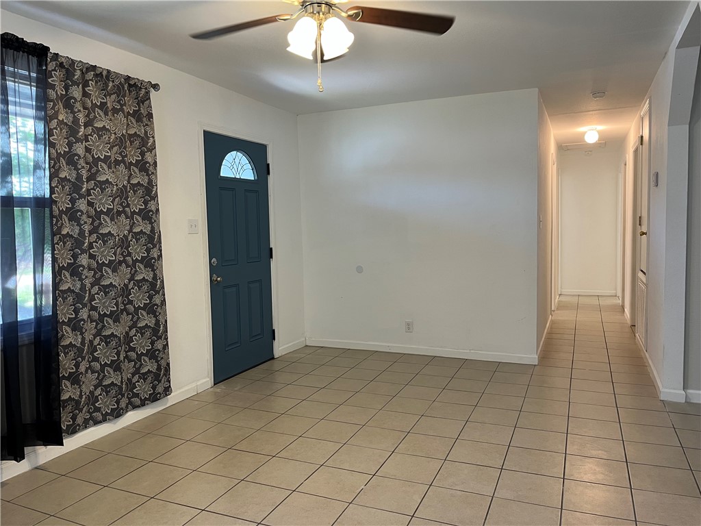 629 Lopez St Property Photo 4