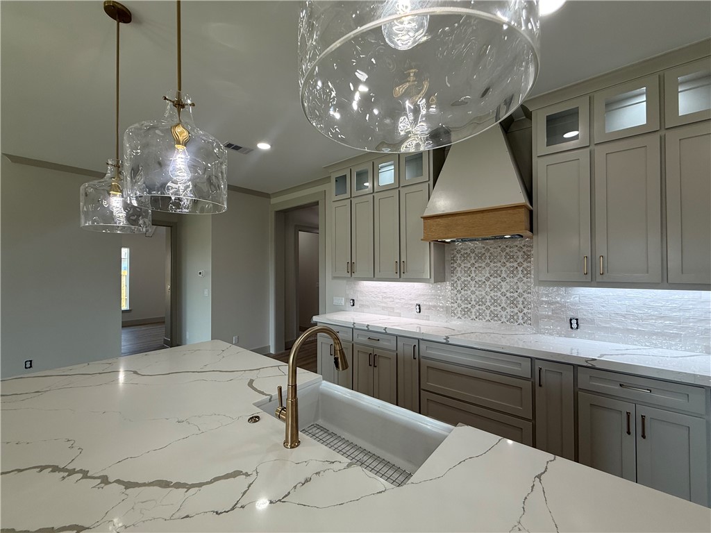 7633 Roman Dr Property Photo 4