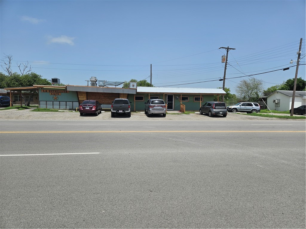 301 N Upshaw Blvd Property Photo 1