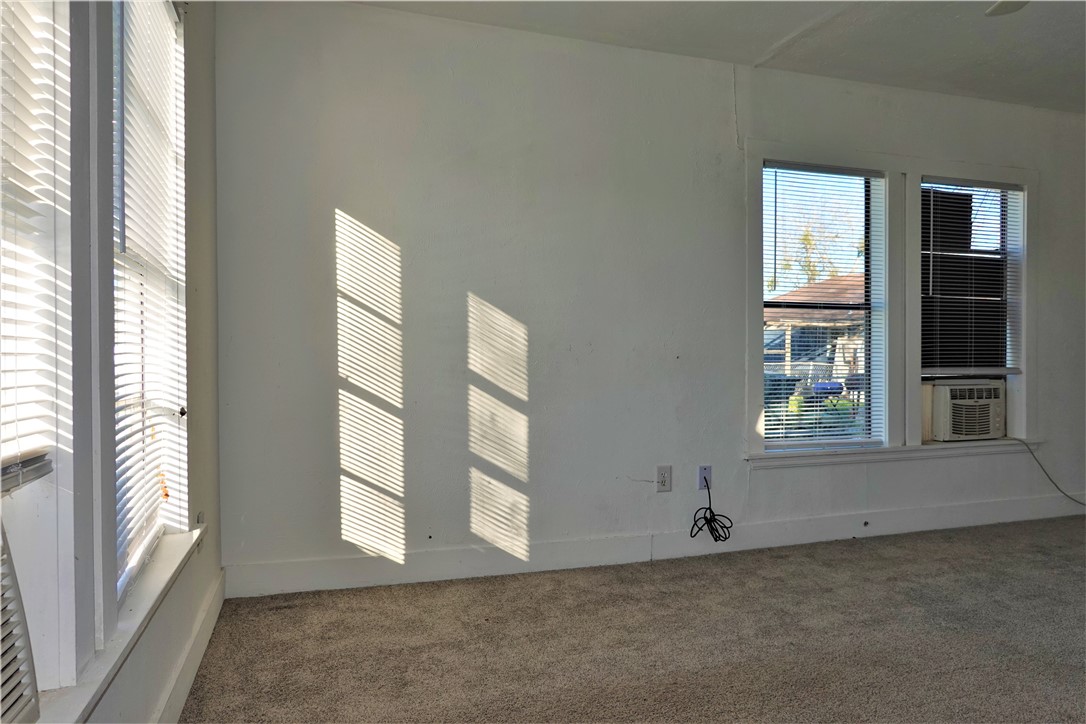 614 Victoria Ave Property Photo 4