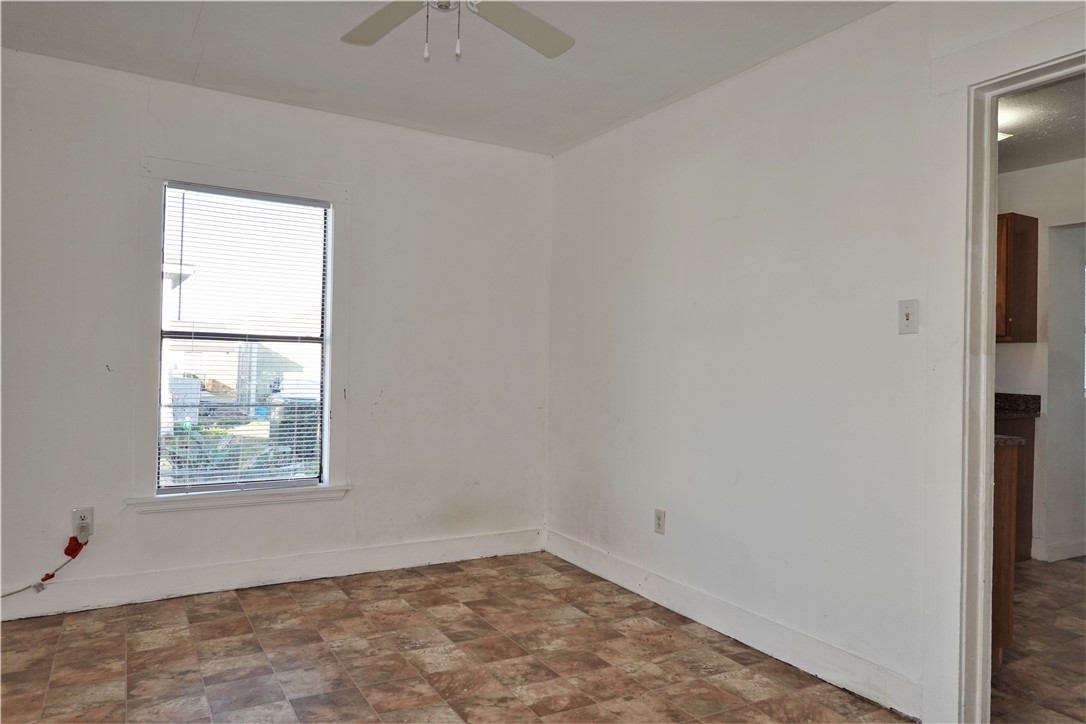 614 Victoria Ave Property Photo 7