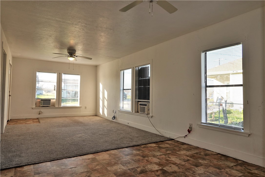 614 Victoria Ave Property Photo 8