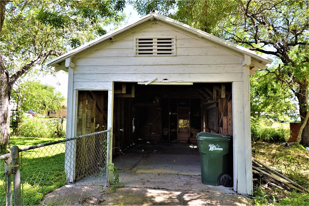 614 Victoria Ave Property Photo 37