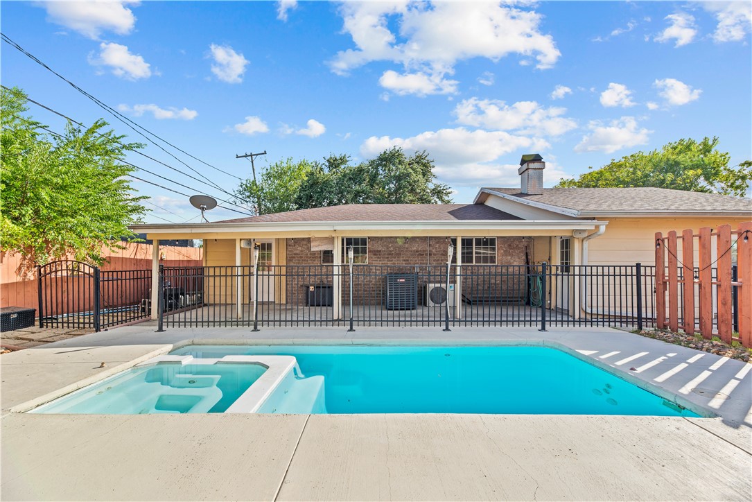 1305 Harbor Lights Dr Property Photo 2