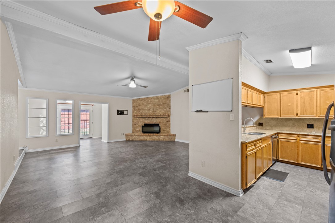 1305 Harbor Lights Dr Property Photo 4