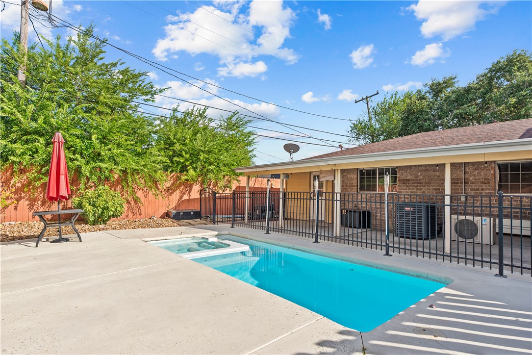 1305 Harbor Lights Dr Property Photo 26