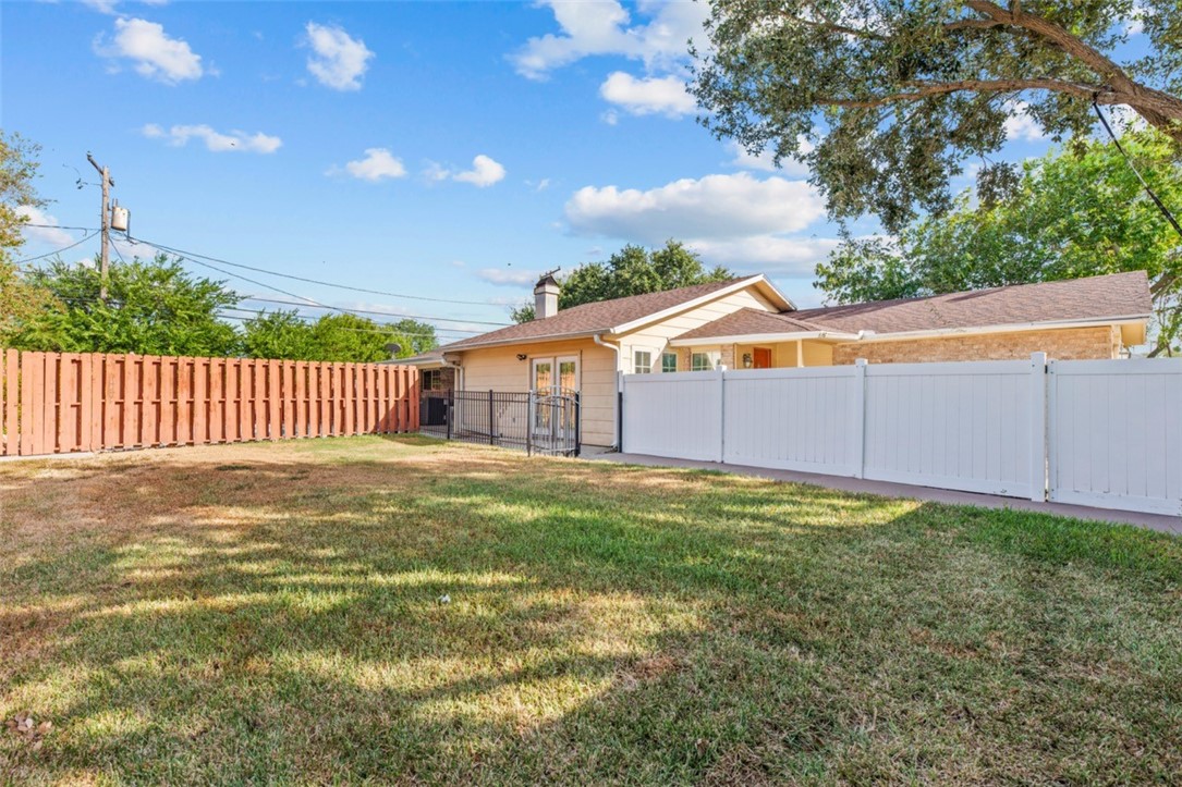 1305 Harbor Lights Dr Property Photo 28