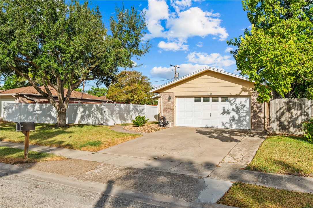 1305 Harbor Lights Dr Property Photo 31